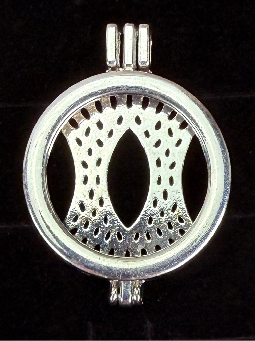 Vintage Silvertone hinged, large pendant + free black accord necklace